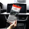 Person hält Nigrin Kunststoffpflegetücher im Auto