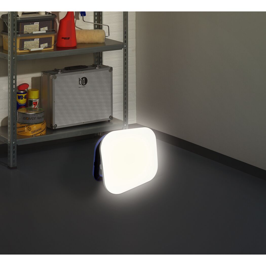 LED Arbeitsleuchte beleuchtet einen dunklen Kellerraum