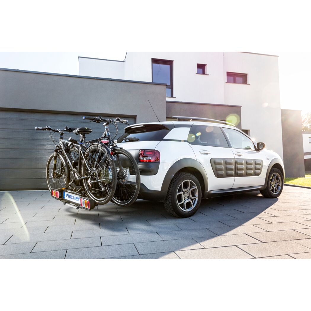Zwei Fahrräder auf einem Kupplungs-Fahrradträger am Auto