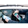 Scheibenreiniger 'Power' wird auf Autoscheibe gesprüht