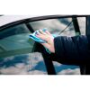 Person reinigt Autoscheibe mit blauem Mikrofasertuch