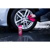 Reinigung einer Autofelge mit Mikrofaser-Tuch und Reinigerflasche.