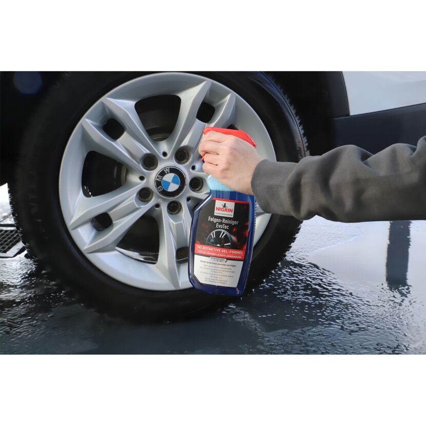 Felgenreiniger wird auf Autofelge gesprüht