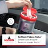 Person entnimmt Kunststoffpflegetuch aus NIGRIN Dose im Auto.