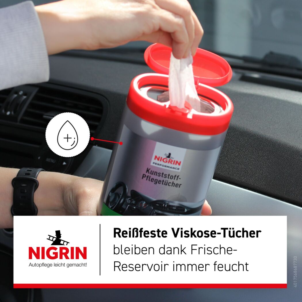 Person entnimmt Kunststoffpflegetuch aus NIGRIN Dose im Auto.
