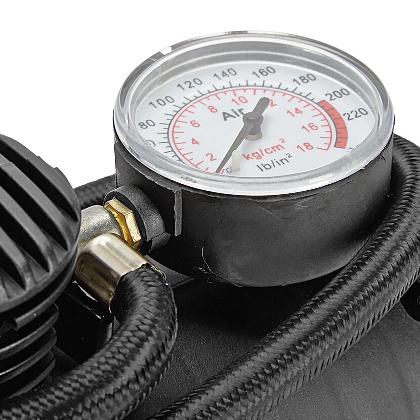 Manometer einer schwarzen Luftpumpe