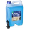 Kanister mit blauem Frostschutz-Scheibenreiniger und Ausgießer