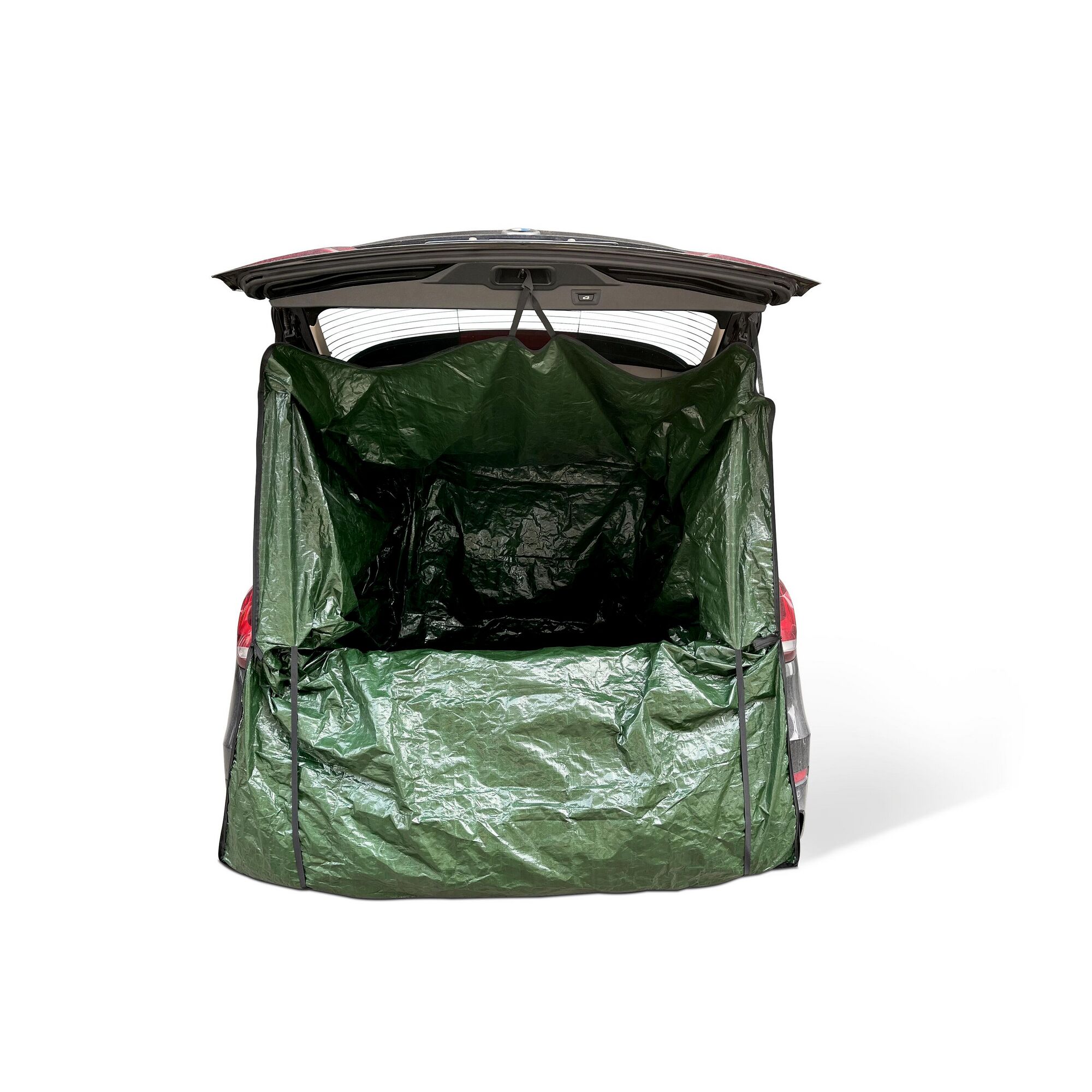 Grüner Transportsack im Kofferraum eines Autos