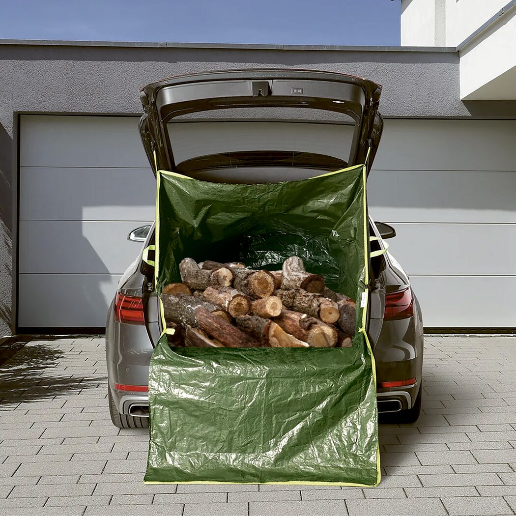 Grüner Transportsack für den Kofferraum mit Brennholz