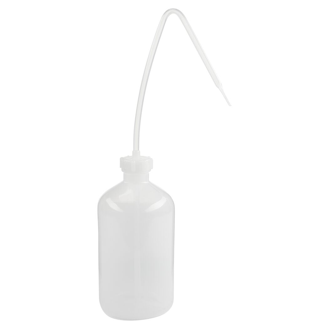 Weiße Spritzflasche aus Kunststoff mit langem, gebogenem Auslauf.