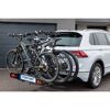 Drei Fahrräder auf einem Fischer-Fahrradträger am Auto