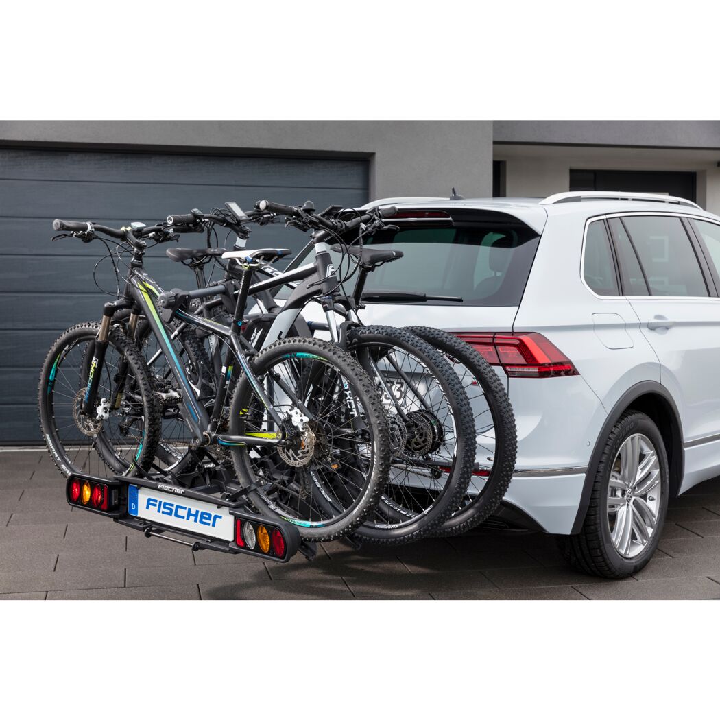 Drei Fahrräder auf einem Fischer-Fahrradträger am Auto