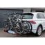 Drei Fahrräder auf einem Fischer-Fahrradträger am Auto