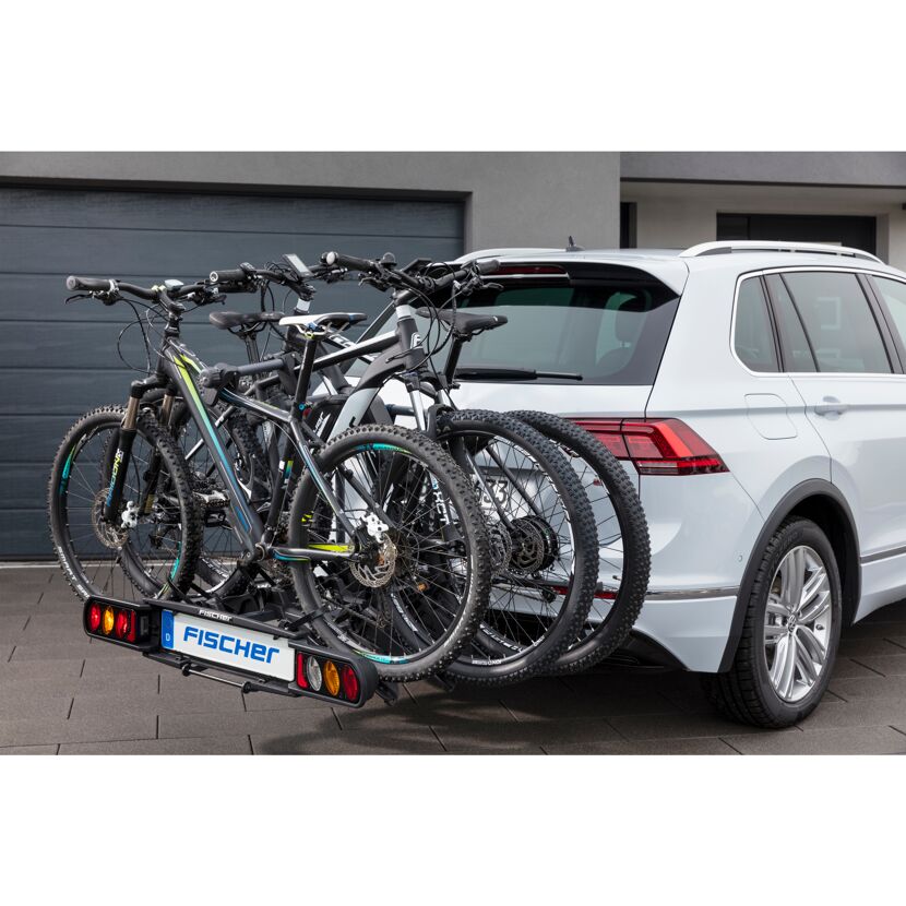 Drei Fahrräder auf einem Fischer-Fahrradträger am Auto