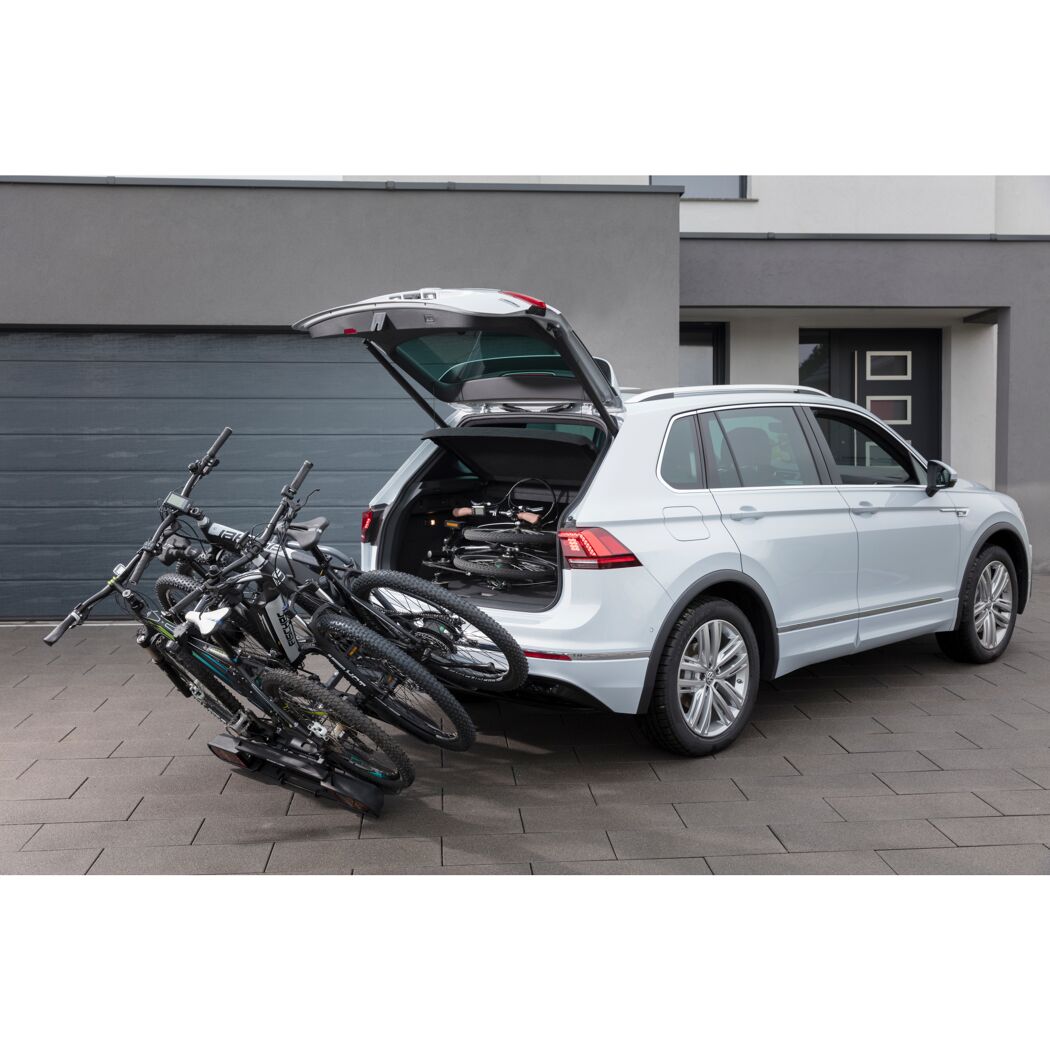 Drei Fahrräder am Heckträger eines Autos