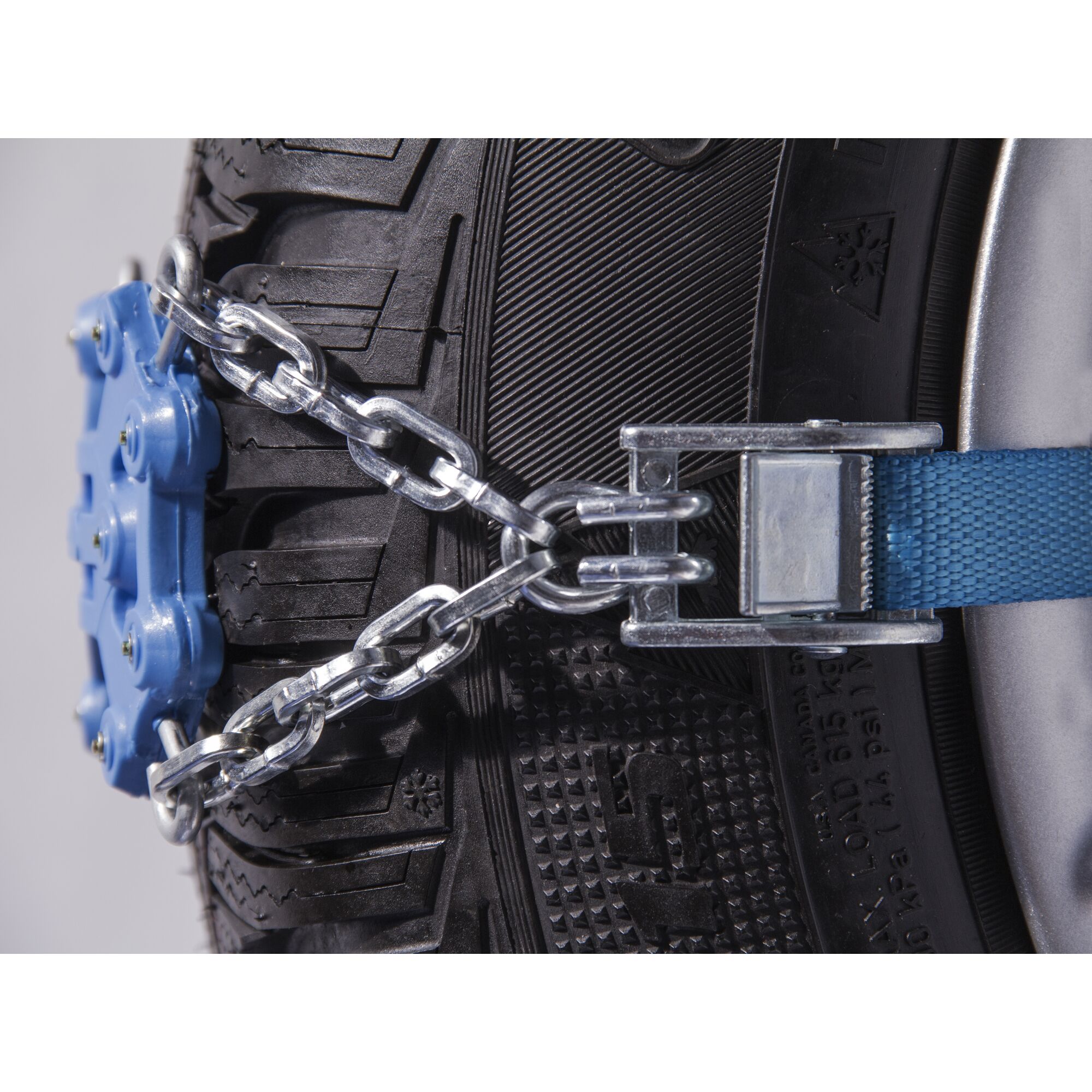 Schneekette an einem Reifen befestigt