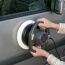 Person poliert Auto mit Poliermaschine
