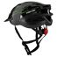 Schwarzer Fischer Fahrradhelm mit grünen Akzenten und Rücklicht.