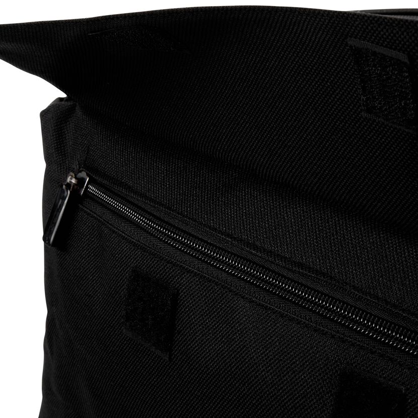 Nahaufnahme einer schwarzen Fahrradtasche mit Reißverschluss.