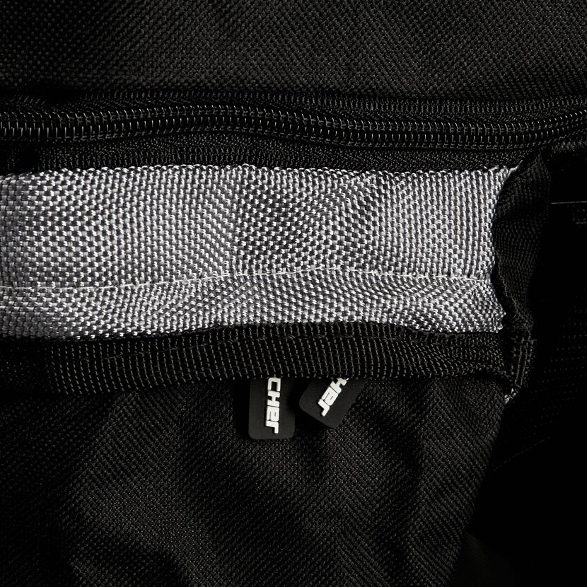Nahaufnahme eines Reißverschlusses einer schwarzen Tasche mit grauem Futter.
