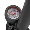 Manometer einer Luftpumpe mit rotem Zeiger.