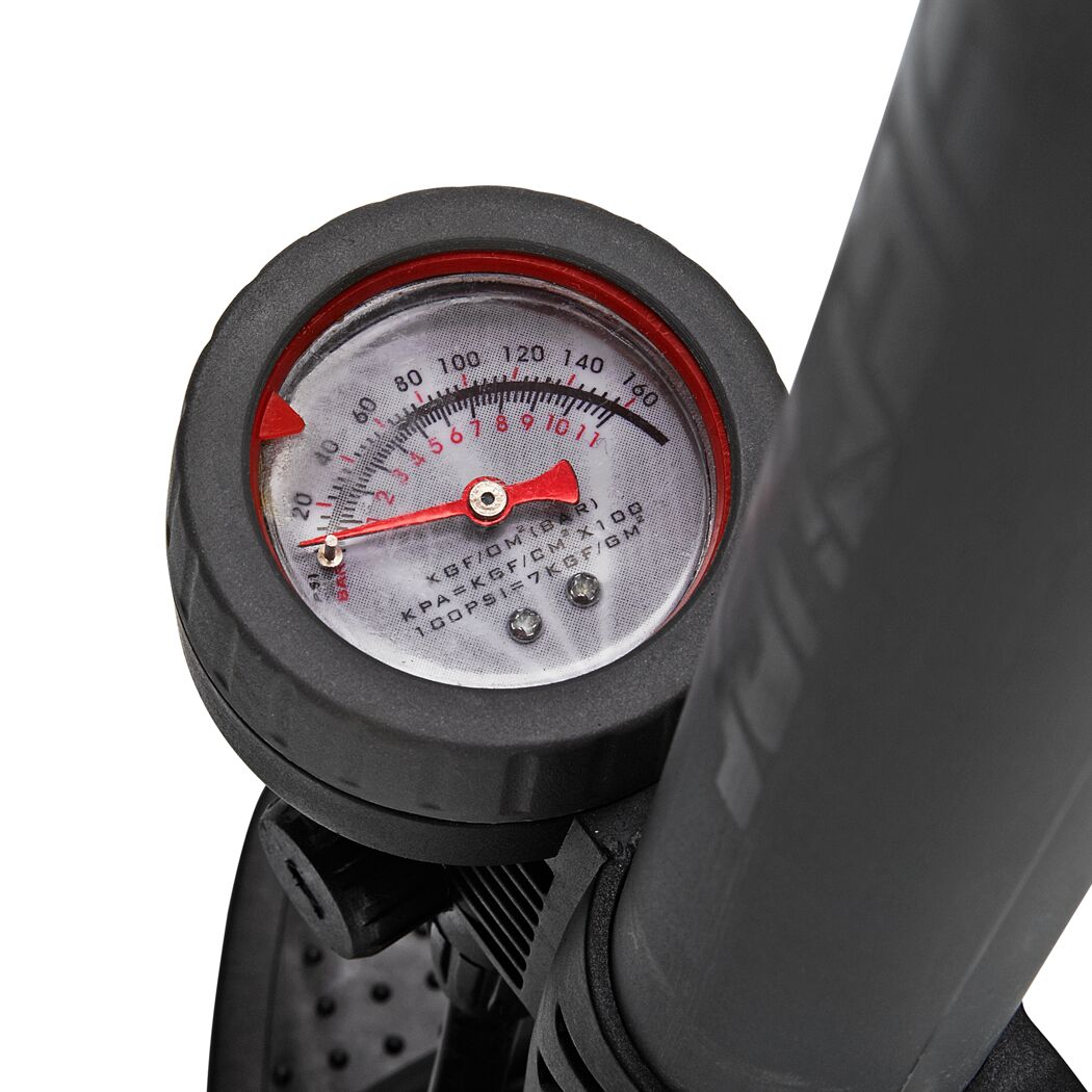 Manometer einer Luftpumpe mit rotem Zeiger.