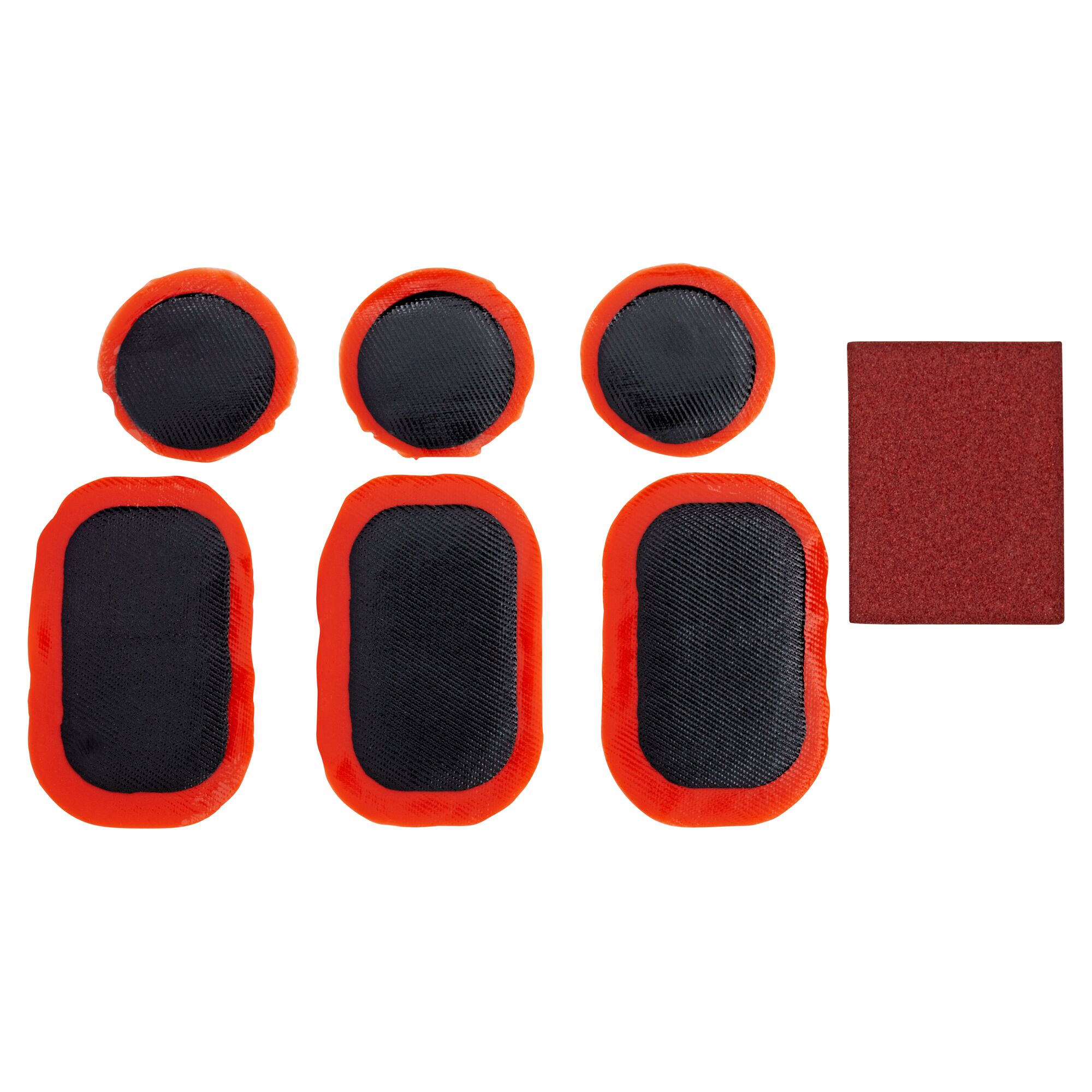 Drei Fahrradflicken und ein Stück Schleifpapier