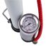 Manometer einer Fußpumpe mit rotem Schlauch