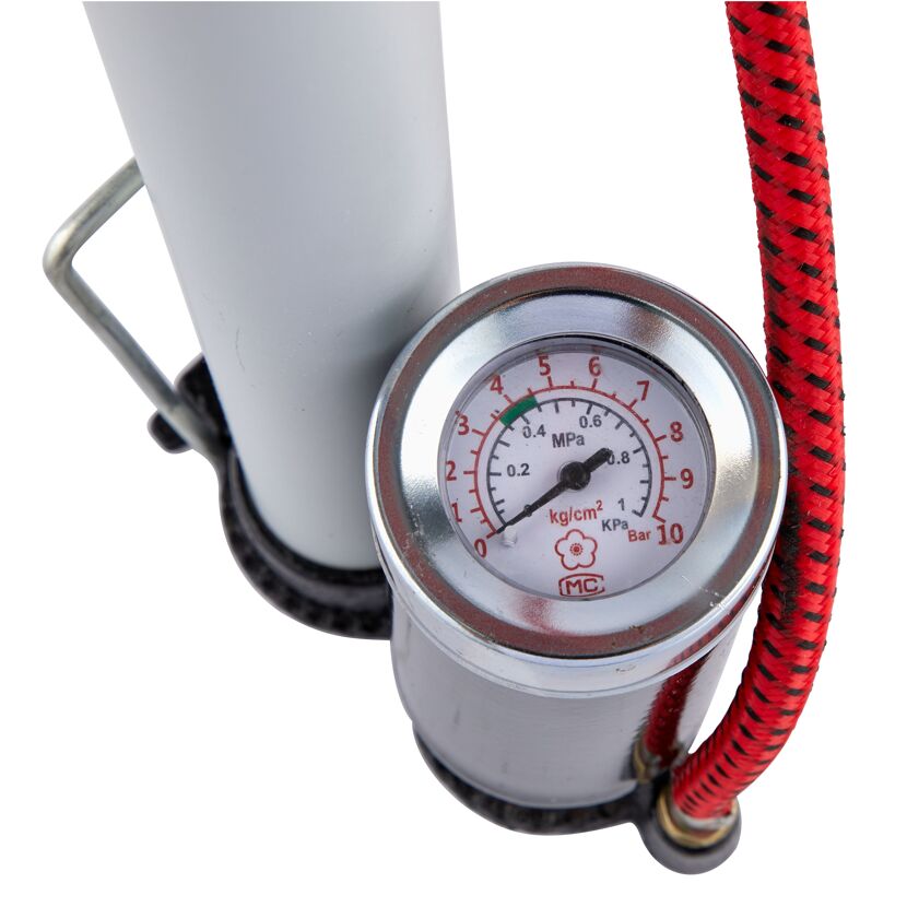 Manometer einer Fußpumpe mit rotem Schlauch