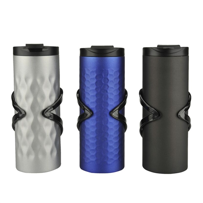 Drei Thermobecher in silber, blau und schwarz