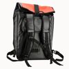 Schwarze Gepäckträgertasche mit roten Details, Rückansicht