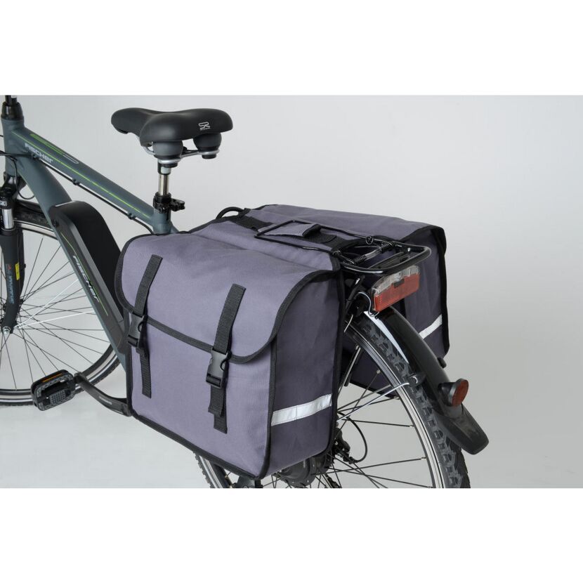 Fahrrad mit grauen Gepäckträgertaschen