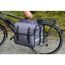 Person hält graue Gepäckträgertasche am Griff
