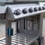 Gasgrill mit Reglern und einem kleinen blauen Gerät