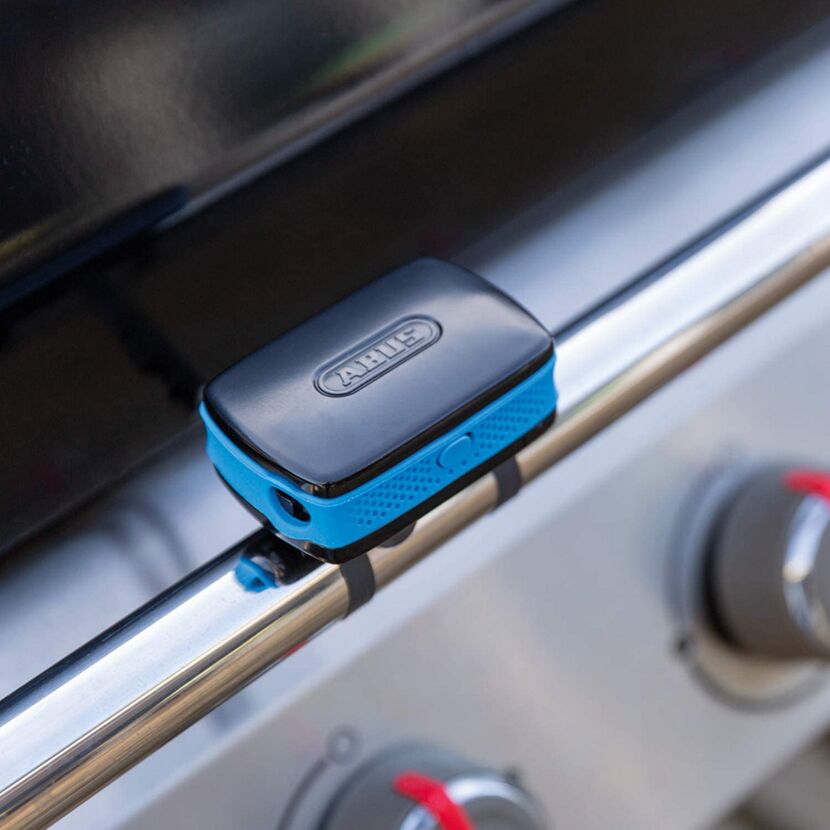 Alarmbox von Abus an einem Grill befestigt
