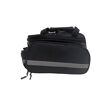 Schwarze Gepäckträgertasche mit Reflektorstreifen.