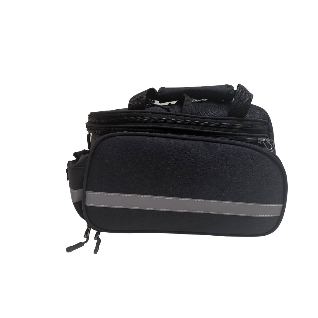 Schwarze Gepäckträgertasche mit Reflektorstreifen.