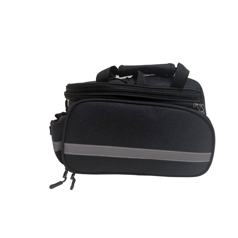 Schwarze Gepäckträgertasche mit Reflektorstreifen.