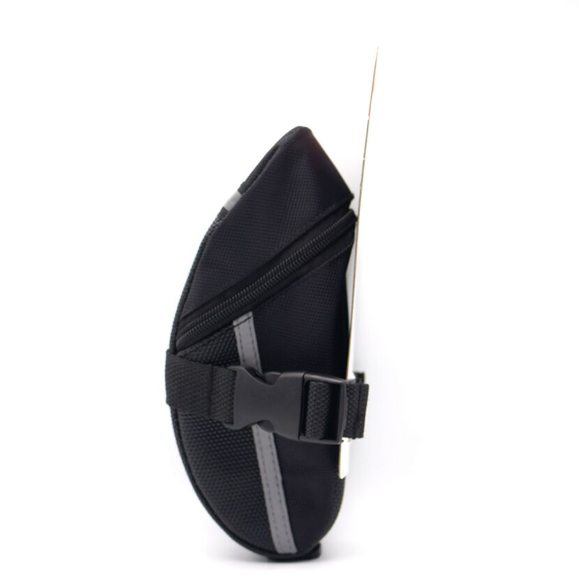 Schwarze Fahrradsatteltasche mit Reflektorstreifen