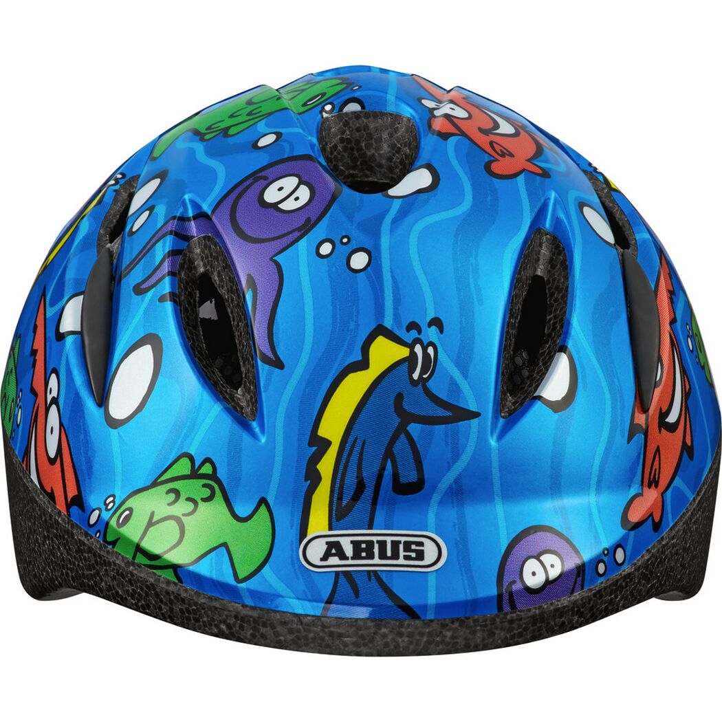 Blauer ABUS Kinderhelm mit Fischmotiv.