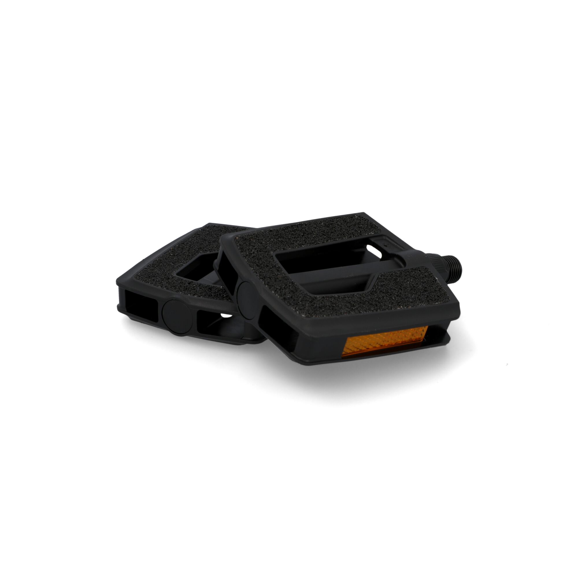Ein Paar schwarze Fahrradpedale mit orangen Reflektoren.