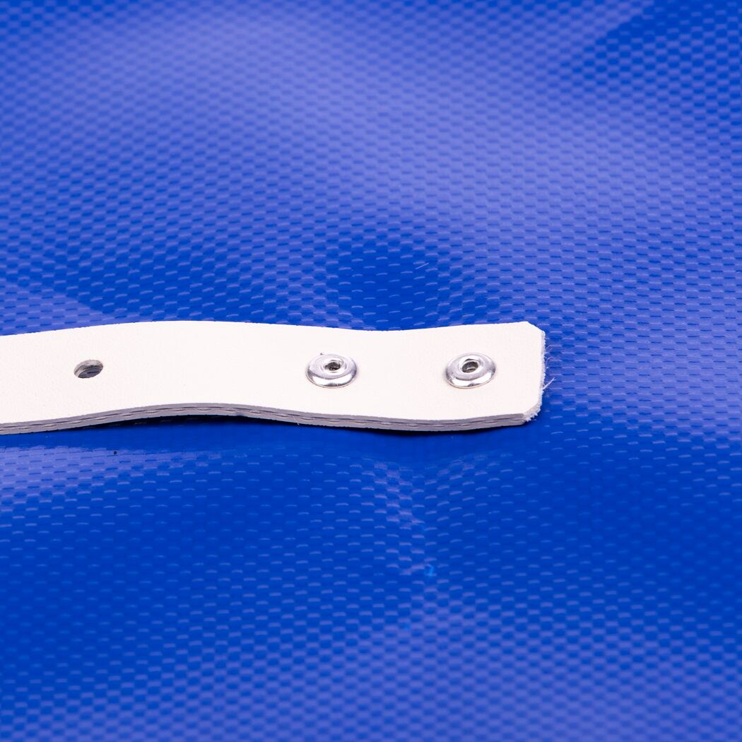 Weiße Lasche mit Ösen auf blauer Plane