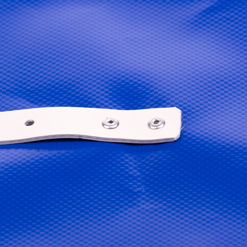 Weiße Lasche mit Ösen auf blauer Plane