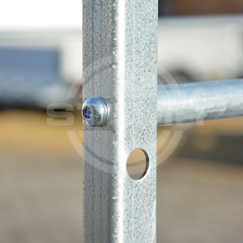 Metallstange mit Schraube und Loch