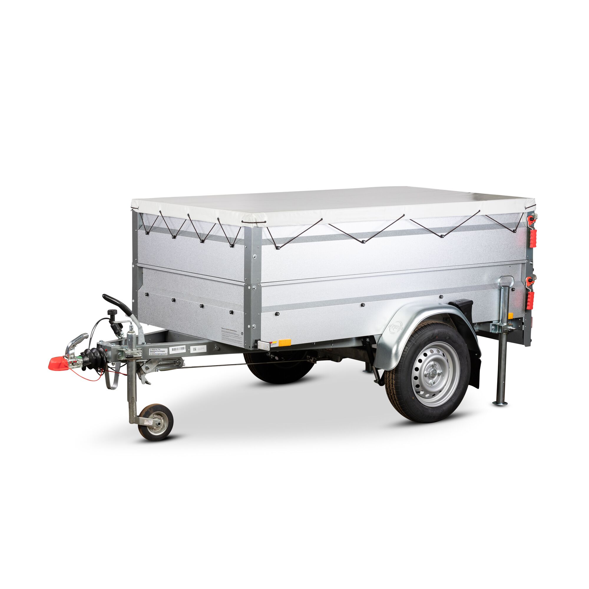 Abgedeckter Anhänger auf weißem Hintergrund.