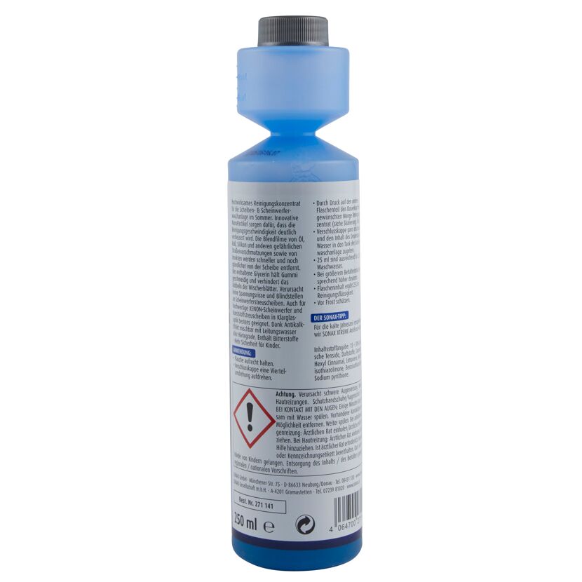 Eine Flasche SONAX Scheibenreinigerkonzentrat.