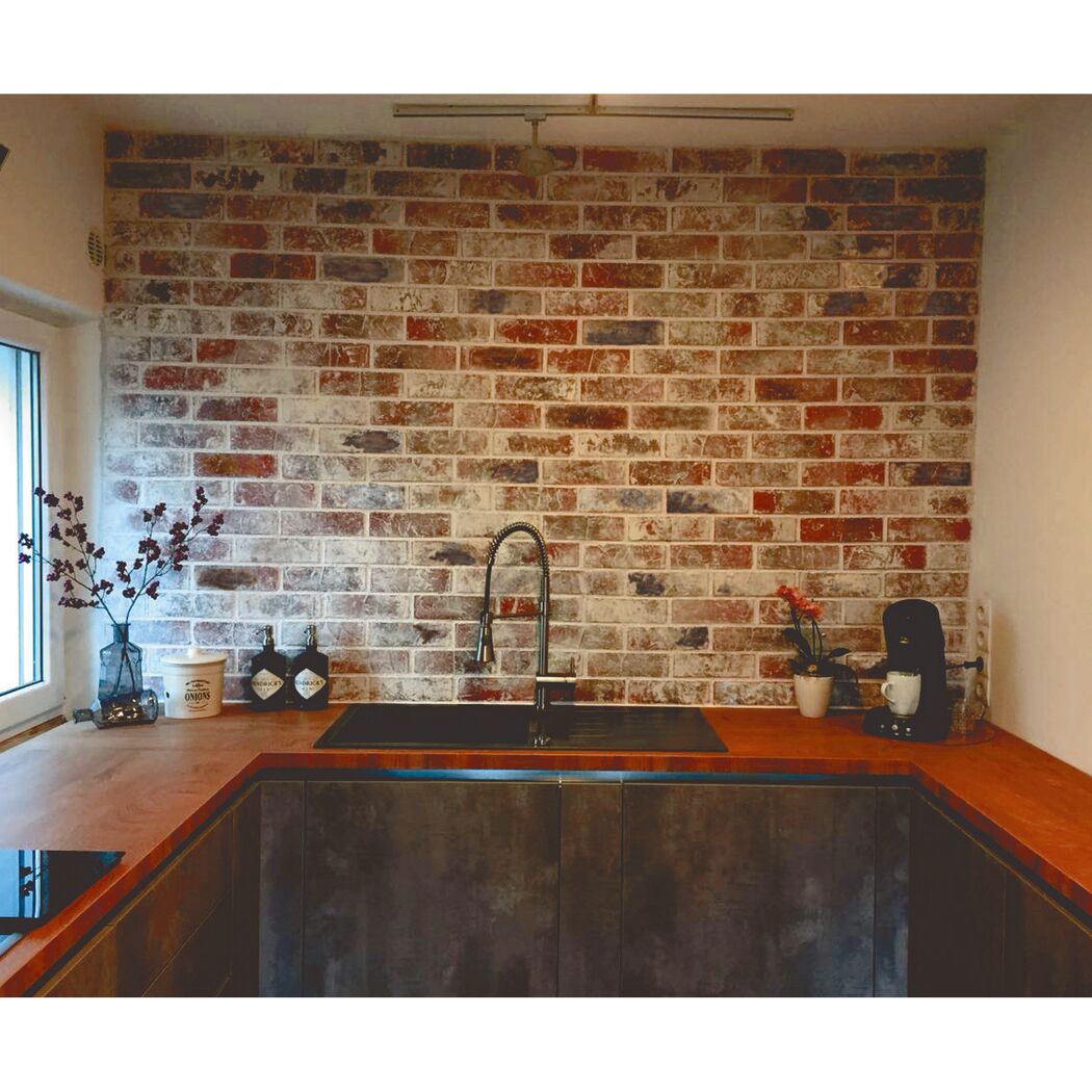 Moderne Küche mit Backsteinwand und Holzarbeitsplatte