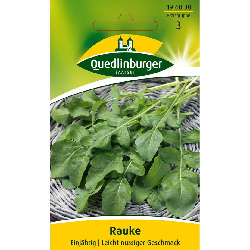 Grüne Rauke-Blätter auf einem geflochtenen Untergrund.