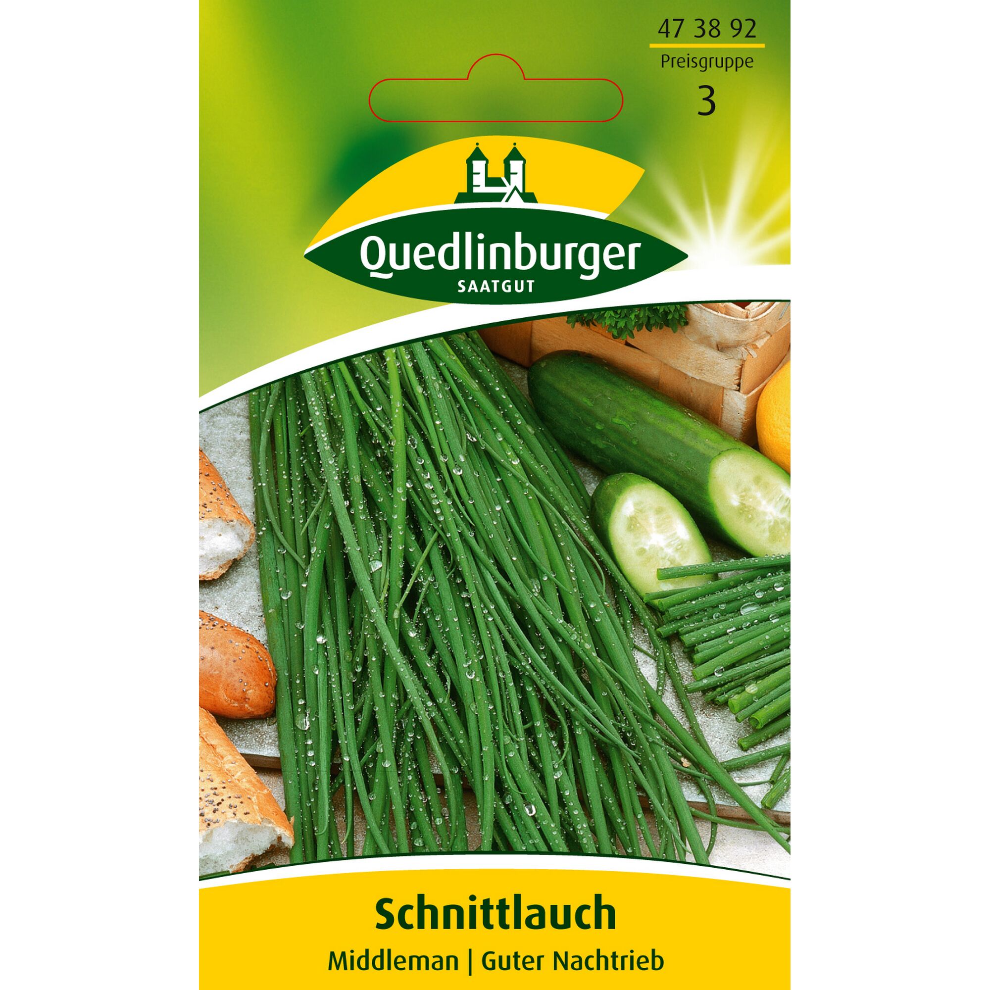 Schnittlauch neben Brot und Gurkenscheiben.