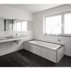 Modernes Badezimmer mit weißer Badewanne und Waschbecken.